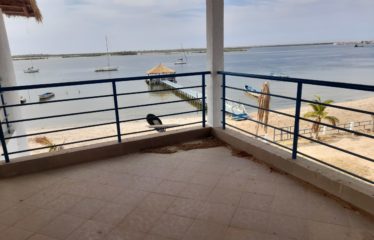 NDANGANE : Hôtel composé de 4 cases (à aménager) pieds dans l’eau à vendre