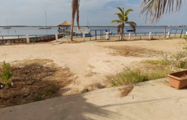 NDANGANE : Hôtel composé de 4 cases (à aménager) pieds dans l’eau à vendre