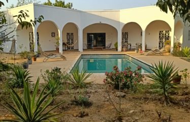 NGUEKHOKH : Villa 4 chambres avec piscine sur terrain de 3 100 m2 à vendre