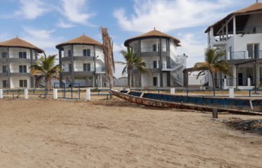 NDANGANE : Hôtel composé de 4 cases (à aménager) pieds dans l’eau à vendre