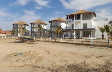 NDANGANE : Hôtel composé de 4 cases (à aménager) pieds dans l’eau à vendre