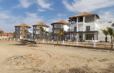 NDANGANE : Hôtel composé de 4 cases (à aménager) pieds dans l’eau à vendre