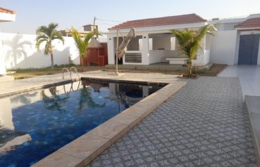 NGUERIGNE : Villa contemporaine plain pied avec piscine à vendre