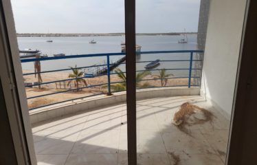 NDANGANE : Hôtel composé de 4 cases (à aménager) pieds dans l’eau à vendre