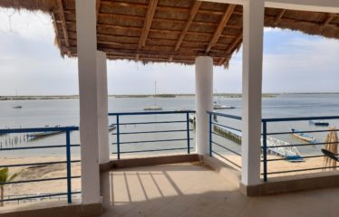 NDANGANE : Hôtel composé de 4 cases (à aménager) pieds dans l’eau à vendre