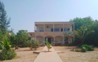 NIANING : Villa pieds dans l’eau à vendre