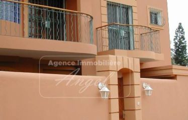 DAKAR YOFF : Villa R+1 à louer de 275 m² au Virage avec jardin et garage