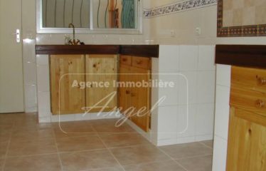 DAKAR YOFF : Villa R+1 à louer de 275 m² au Virage avec jardin et garage