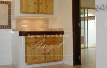 DAKAR YOFF : Villa R+1 à louer de 275 m² au Virage avec jardin et garage