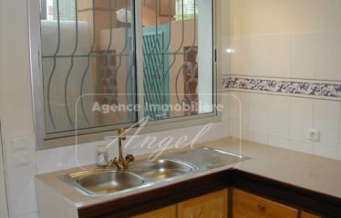 DAKAR YOFF : Villa R+1 à louer de 275 m² au Virage avec jardin et garage