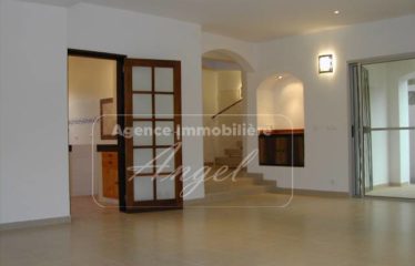 DAKAR YOFF : Villa R+1 à louer de 275 m² au Virage avec jardin et garage