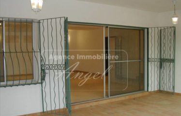 DAKAR YOFF : Villa R+1 à louer de 275 m² au Virage avec jardin et garage