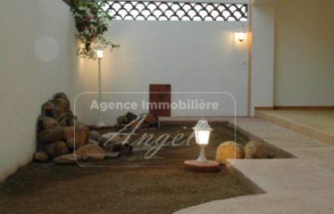 DAKAR YOFF : Villa R+1 à louer de 275 m² au Virage avec jardin et garage