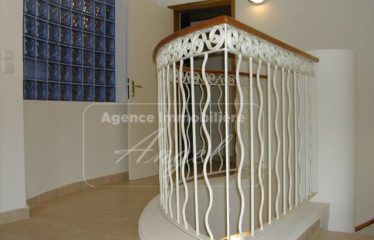 DAKAR YOFF : Villa R+1 à louer de 275 m² au Virage avec jardin et garage