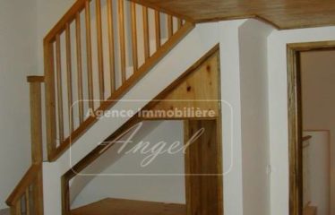 DAKAR YOFF : Villa R+1 à louer de 275 m² au Virage avec jardin et garage