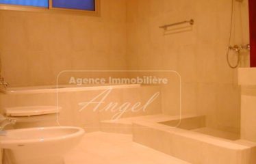 DAKAR YOFF : Villa R+1 à louer de 275 m² au Virage avec jardin et garage