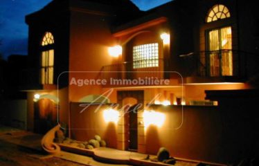 DAKAR YOFF : Villa R+1 à louer de 275 m² au Virage avec jardin et garage