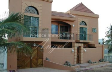 DAKAR YOFF : Villa R+1 à louer de 275 m² au Virage avec jardin et garage