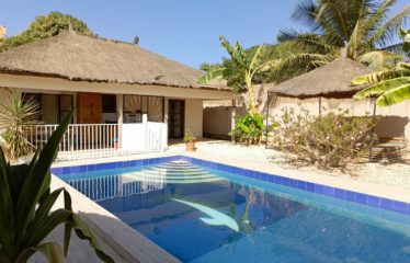 WARANG : Ensemble de 3 cases avec piscine à vendre