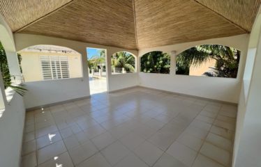 NGAPAROU : Villa 3 chambres avec piscine deuxième ligne à vendre