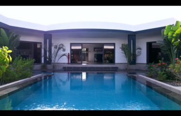 NGAPAROU : Superbe villa Contemporaine de 400M² habitables 6 chambres piscine solaire à vendre