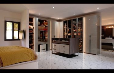 NGAPAROU : Superbe villa Contemporaine de 400M² habitables 6 chambres piscine solaire à vendre